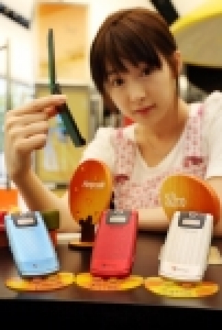 삼성전자가 올 하반기 전략모델로 선보인 울트라에디션 시리즈가 출시 1분기 만에 300만대 판매를 돌파하며 세계 휴대폰 시장에 돌풍을 일으키고 있다. 삼성전자는 울트라에디션 돌풍을 