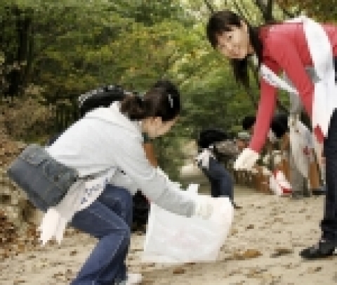 18일 LG화학 정보전략부문 임직원 60여명이 과천 청계산에서 오물을 수거하며 '푸른산 사랑운동'을 펼치고 있는 모습 