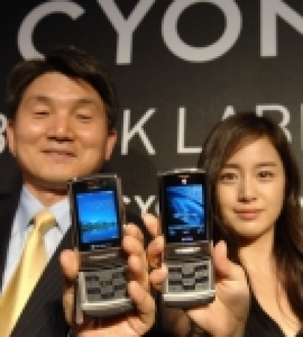 LG전자 박문화 사장이 싸이언 휴대폰 모델인 김태희 씨와 함께 블랙라벨 시리즈 두번째 모델인 '샤인'을 소개하고 있다. 