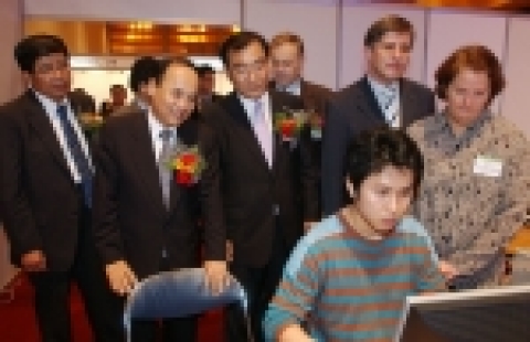 KOTRA 홍기화 사장(좌측에서 두 번째) ‘외국인투자기업 채용박람회’ 현장 방문 
