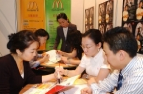 취업상담중인 ‘외국인투자기업 채용박람회’ 맥도날드사 부스 
