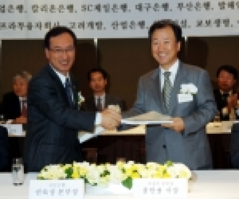 KB국민은행 권육상 투자금융본부장(좌)과 의정부경전철 홍만용사장(우)이 18일 하얏트 호텔에서 