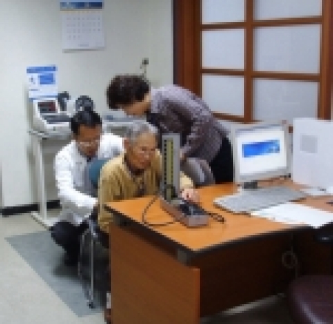 통영구치소 보건의료과에서 노인전문 요양원인“해송”에 요양중인 어르신들을 모셔 방사선 사진촬영, 심전도검사 및 혈압체크 등 진료를 실시하였다.