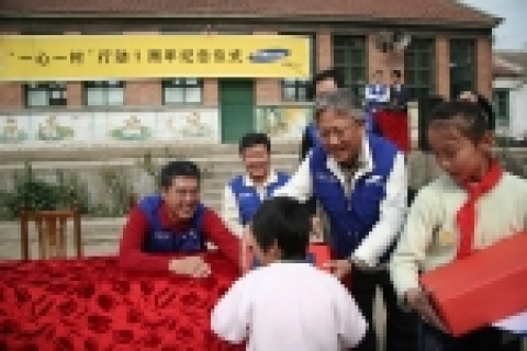 중국 삼성은 1사1촌 1주년을 맞이하여 중국 34개 지법인이 16일부터 27일간을 기념주간으로 설정, 중국 전역에서 대대적인 농촌 봉사활동을 전개한다. 