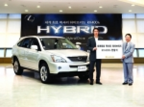 치기라 타이조 한국토요타자동차 대표(오른쪽)가 홍명보 코치(왼쪽)에게 렉서스 RX400h를 전달했다.