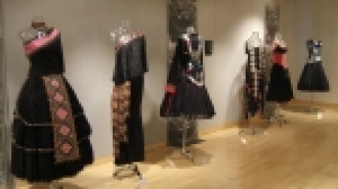 2006년 10월 31일 (화) 까지 서울여자대학교 의류학과 전용갤러리인 Gallery APEX (서울여대 제2과학관 4층)에서 ‘Eest&Wast'라는 테마로 의류학과 졸업 작품 전시회가 열린다