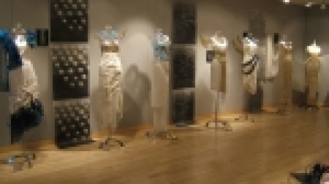 2006년 10월 31일 (화) 까지 서울여자대학교 의류학과 전용갤러리인 Gallery APEX (서울여대 제2과학관 4층)에서 ‘Eest&Wast&#039;라는 테마로 의류학과 졸업 작품 전시회가 열린다