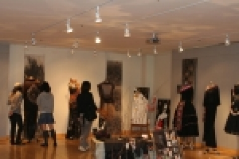 2006년 10월 31일 (화) 까지 서울여자대학교 의류학과 전용갤러리인 Gallery APEX (서울여대 제2과학관 4층)에서 ‘Eest&Wast&#039;라는 테마로 의류학과 졸업 작품 전시회가 열린다