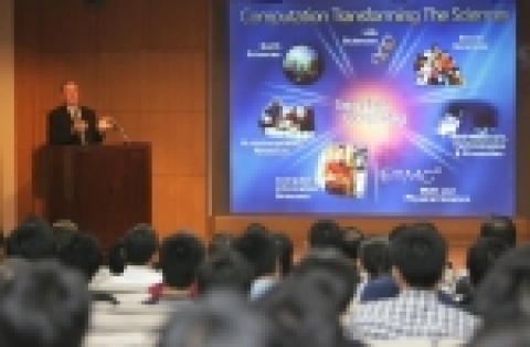 마이크로소프트사의 연구․전략부문 최고 책임자인 크레이그 먼디(Craig Mundie) 사장이 19일 포스텍에서  ‘과학에 있어서의 컴퓨터기술의 미래’(The Future