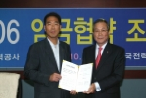 왼쪽은 김주영 노조위원장, 오른쪽은 한준호 사장