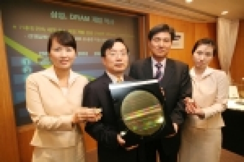삼성전자가 세계 최초로 개발한 50나노 1기가 D램 (사진 속 인물은 삼성전자 반도체총괄 조남용 부사장 및 전준영 상무)