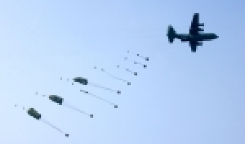 화물투하중인 C-130