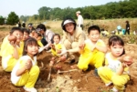 현대학원(이사장: 정몽준)이 운영하는 어린이 자연학습원이 19일(목) 정정길 울산대학교 총장, 이수동 울산과학대 학장, 울산지역 74개 초등학교 어머니회장, 정몽준 국회의원 부인 김영명 여사 등이 참석한 가운데 &#039; 2006 어린이 자연학습원 고구마 수확제&#039;를 가졌다. 사진은 이날 고구마 수확에 나선 현대서부유치원생들과 김영명 여사가 함께 고구마를 캐는 모습.