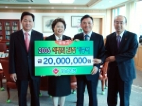 경남은행사랑나눔재단 정경득 이사장(왼쪽에서 세번째)이 박완수 창원시장에게 ‘사랑의 김장 담그기’ 후원금을 전달하고 있다.
