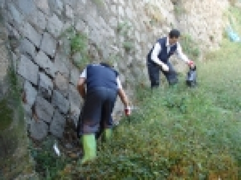 경남은행 본부 봉사대가 우성천변 일대에서 하천 정화활동을 펼치고 있다.