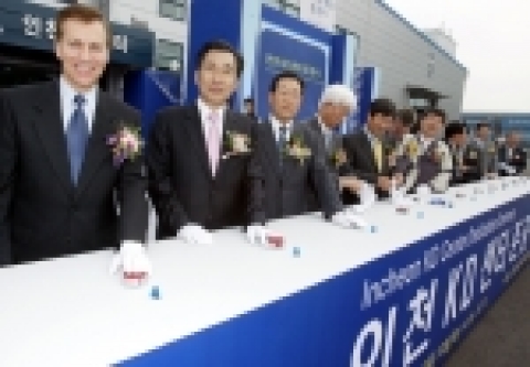 GM DAEWOO는 인천항에 국내 최대 규모의 신규 KD센터를 건설하고 본격적인 운영에 들어갔다. 19일 인천항에서 열린 신규 KD센터 준공식에서 GM DAEWOO 마이클 그리말디