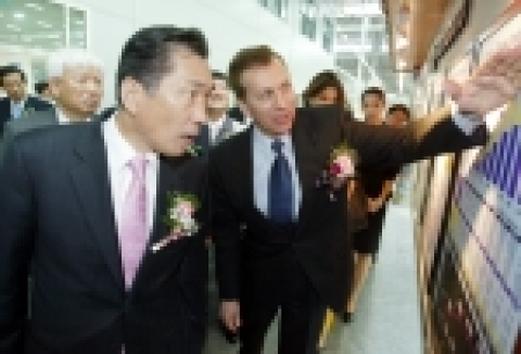 GM DAEWOO는 인천항에 국내 최대 규모의 신규 KD센터를 건설하고 본격적인 운영에 들어갔다. 19일 인천항에서 열린 신규 KD센터 준공식 종료후 GM DAEWOO 마이클 그리말디 사장(사진 왼쪽 두번째)이 안상수 인천시장(사진 맨 왼쪽)에게 신규 KD센터 및 연도별 GM DAEWOO의 KD 수출 현황에 대해 설명하고 있다.