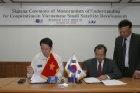 한국항공우주산업(대표:정해주)은 10월 19일 베트남 과학기술원과 소형위성 개발기술 이전 및 공동협력관계 구축을 내용으로 하는 “베트남 소형위성 공동개발” 양해각서를 체결하였다