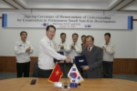 한국항공우주산업(대표:정해주)은 10월 19일 베트남 과학기술원과 소형위성 개발기술 이전 및 공동협력관계 구축을 내용으로 하는 “베트남 소형위성 공동개발” 양해각서를 체결하였다