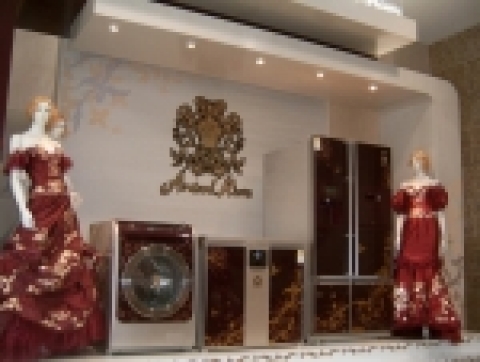 삼성전자는 지난 13일부터 롯데백화점 본점 정문 로비에서 자사의 ‘앙드레 라인’ 가전제품을 전시하고 있다. 