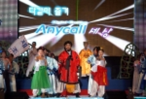 삼성전자는 18~19일 구미사업장에서 지역주민, 협력업체, 삼성전자 임직원 및 가족 등 총 5만 여명이 참석한 가운데 ‘제13회 국화축제’를 개최했다.19일 삼성전자 구미사업장 국