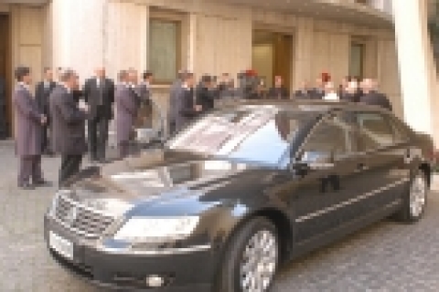 폭스바겐에서는 지난 10월 18일(현지시간) 바티칸으로 건너가 교황 베네딕트 16세에게 페이톤의 최상위급 모델인 W12 6.0 롱휠베이스 모델을 선물했다.