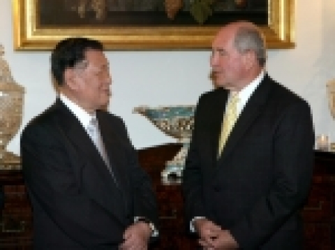 기아자동차 미국 조지아공장 기공식에 앞서 소니 퍼듀 조지아 주지사와 정몽구 현대기아차그룹 회장이 20일(한국시간) 한·미 양국 자동차 산업의 발전 방안에 대해 협의하고 있다. 