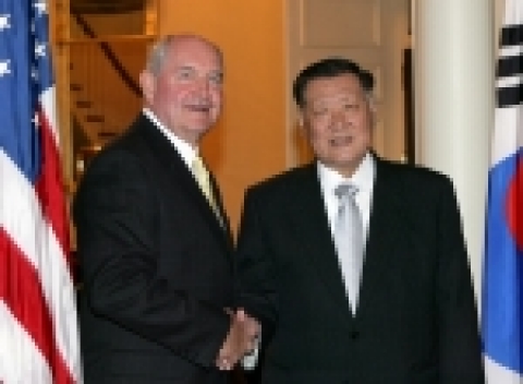 기아자동차 미국 조지아공장 기공식에 앞서 소니 퍼듀 조지아 주지사와 정몽구 현대기아차그룹 회장이 20일(한국시간) 한·미 양국 자동차산업의 발전과 기아차 미국공장의 성공적인 건설을