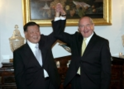 기아자동차 미국 조지아공장 기공식에 앞서 소니 퍼듀 조지아 주지사와 정몽구 현대기아차그룹 회장이 20일(한국시간) 한·미 양국 자동차산업의 발전과 기아차 미국공장의 성공적인 건설을