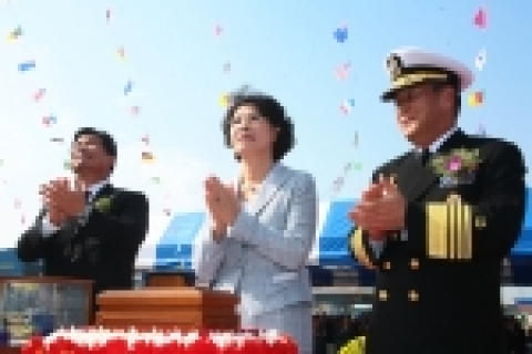 함정의 진수를 축하하며 샴페인을 터뜨리는 최길선 사장, 박임숙 여사, 남해일 해군참모총장(좌로부터). 