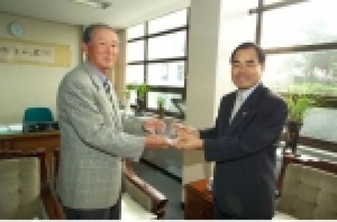 감사패를 전달하는 김광석 강진군농업기술센터 소장(좌)과 김인식 농촌진흥청장(우)