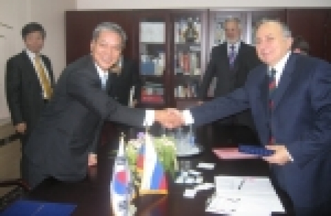 황영기 우리은행장이 멜리키안(Gennady G. Melikyan) 러시아 중앙은행 수석부총재와 현지은행 설립을 위한 업무협조의향서 서명식을 갖고 악수 하고 있다. 