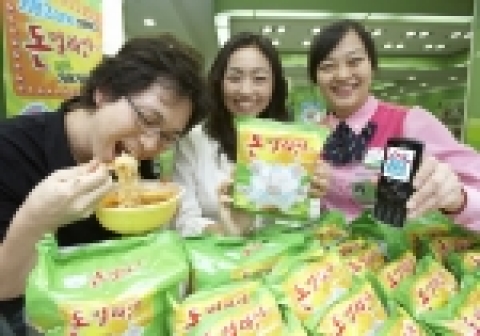 LG텔레콤 폰앤펀 강남점에서 ‘돈벌라면’을 먹고 있는 고객들의 모습. 