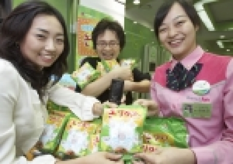 LG텔레콤 폰앤펀 강남점에서 ‘돈벌라면’을 먹고 있는 고객들의 모습. 
