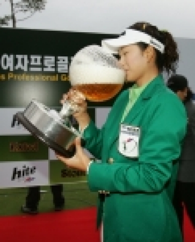 우승트로피에 담긴 맥주 마시는 문현희