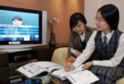 수능 및 논술을 준비하고 있는 학생들이 &lt;하나TV&gt;의 ‘TV과외’ 및 ‘교육’ 메뉴를 통해 TV를 보며 공부하고 있다.