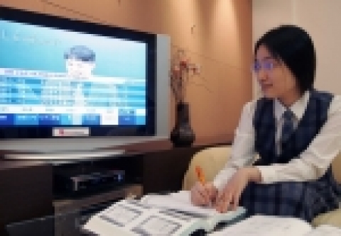 수능 및 논술을 준비하고 있는 학생들이 &lt;하나TV&gt;의 ‘TV과외’ 및 ‘교육’ 메뉴를 통해 TV를 보며 공부하고 있다.