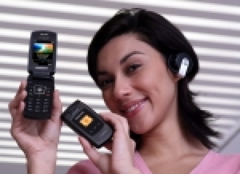 삼성전자는 23일 미국서 WMDRM을 적용한 음악 파일도 자유자재로 다운로드받을 수 있는 ‘HSDPA 뮤직폰(SGH-A707)’을 싱귤러(Cingular)를 통해 출시한다고 밝혔다