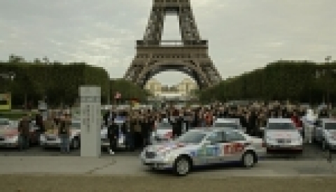 메르세데스-벤츠의 뉴 제너레이션 E-Class 33대로 이루어진 ‘ E-Class 익스피리언스, Paris-Beijing 2006’ 대열이 10월 21일(토) 프랑스 파리에서 출발