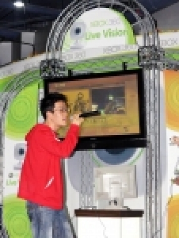 한국마이크로소프트(대표 유재성)가 Xbox 360용 웹캠, ‘Xbox 라이브 비전(Xbox Live Vision)’의 정식 발매를 기념해 지난 21일 강남 코엑스몰에서 개최한 ‘도