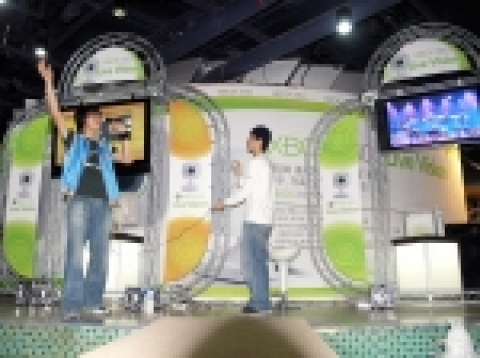 한국마이크로소프트(대표 유재성)가 Xbox 360용 웹캠, ‘Xbox 라이브 비전(Xbox Live Vision)’의 정식 발매를 기념해 지난 21일 강남 코엑스몰에서 개최한 ‘도