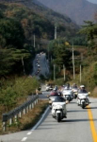 혼다코리아는 혼다의 최고급 투어링 모터사이클 골드윙 구입고객을 대상으로 ‘2006 FOREVER GOLDWING-충주호 투어’ 행사를 열고 골드윙 에어백 시스템을 선보였다.