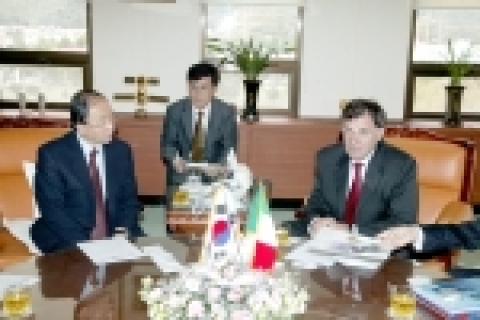 과기부총리 이태리 대사 면담 사진