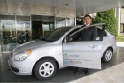 박창규 한국원자력연구소장이 23일 친환경 하이브리드 자동차 시승식에서 연구소가 도입한 ‘베르나 HEV ’차량에 탑승하고 있다.