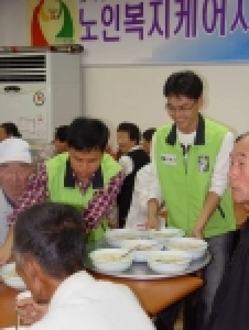 ‘젊은 잎새 사랑 나누미’ 3기 봉사단이 지난 10월 21일 광주‘사랑의 쉼터’를 찾아 400여명의 독거노인들을 대상으로 '사랑의 밥퍼' 활동을 펼쳤다.
