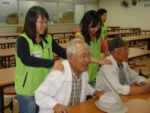 지난 10월 21일 광주‘사랑의 쉼터’를 찾은 ‘젊은 잎새 사랑 나누미’ 3기 봉사단이 어르신들의 어깨를 주물러 드리고 있다.
