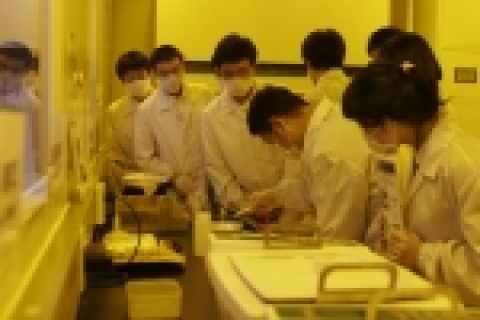 디스플레이반도체의 노광 및 증착실험 중인 학생들