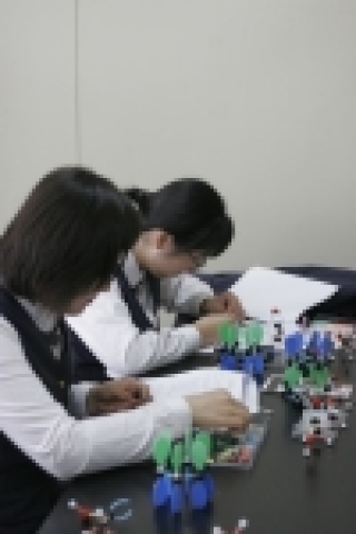 분자구조와 모양에 대한 실험중인 학생들