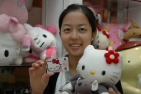 신한카드가 세계적으로 인기 있는 캐릭터인 헬로키티를 활용한 ‘헬로키티카드’를 24일 출시했다.