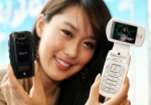 삼성전자가 세련되고 편리한 가로보기 디자인에 슬림한 두께를 구현한 '슬림 가로보기 지상파 DMB폰(SCH-B560, SPH-B5600, SPH-B5650)'을 출